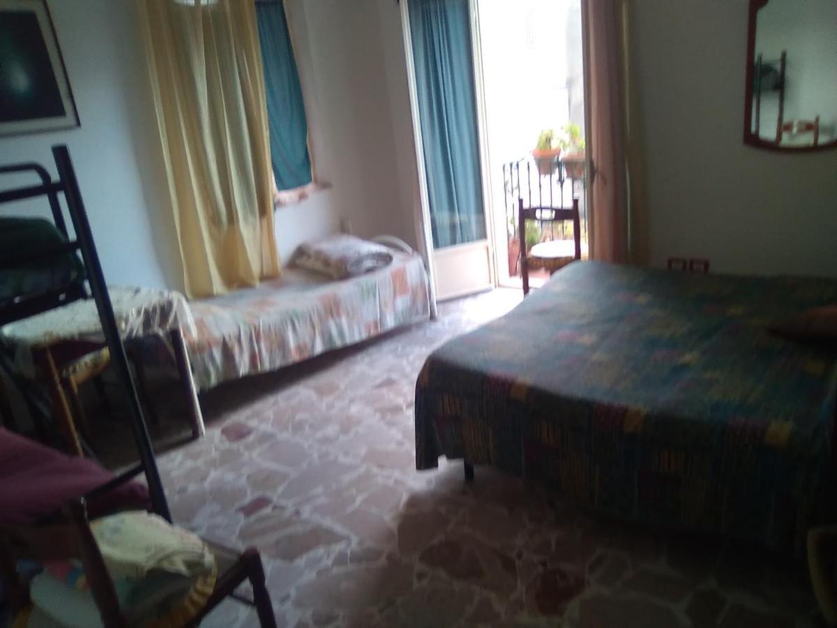 Room In Guest Room - Single Room With Shared Bathroom ตาออร์มินา ภายนอก รูปภาพ